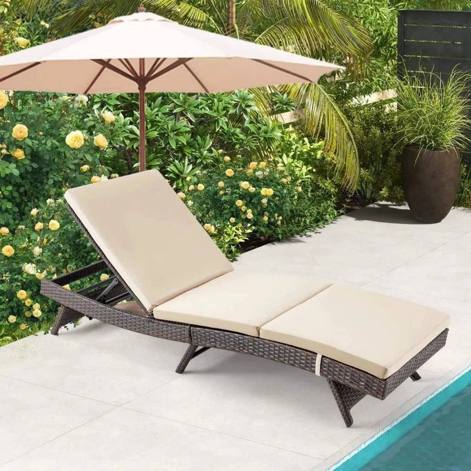 DEVOKO Patio Wicker Lounge Chair with Cushion (Dark Brown/Cream)