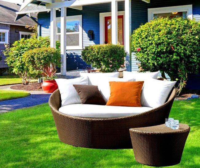 Dark Brown Wicker Daybed Set with Off-White Cushions: Outdoor Elegance