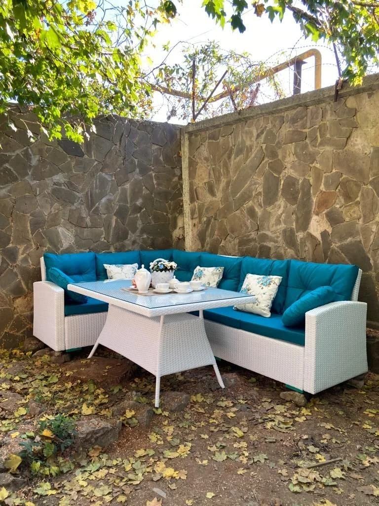 DEVOKO 3-Piece White Wicker Patio Furniture Set with Center Table