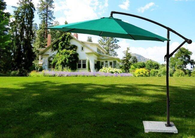 9 Ft Outdoor Offset Cantilever Umbrella with Marble Base & Crank Handle for Poolside Area (Green)