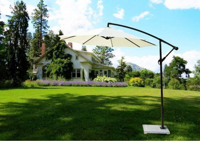 9 Ft Outdoor Patio Offset Cantilever Umbrella with Marble Base & Crank Handle for Garden(Off-white)